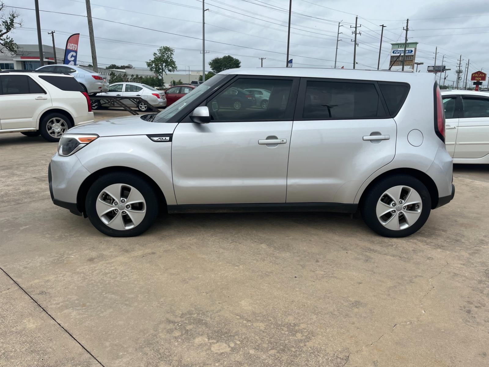2016 SILVER /black Kia Soul Base 6A (KNDJN2A28G7) with an 1.6L L4 DOHC 16V engine, 6A transmission, located at 14700 Tomball Parkway 249, Houston, TX, 77086, (281) 444-2200, 29.928619, -95.504074 - Photo #3